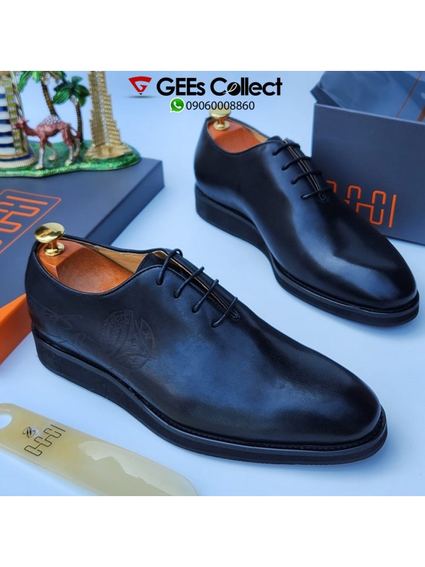 Luxury Louis Vuitton Men's Leather Lace Up Shoes. in Lagos Island